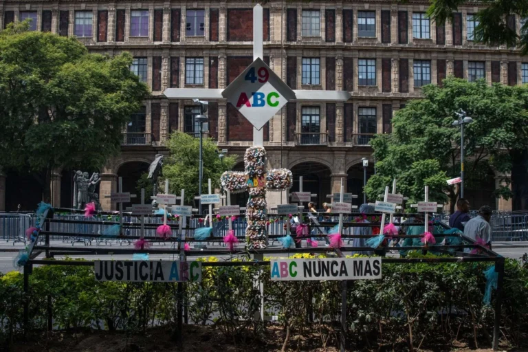 Familiares de víctimas de la Guardería ABC exigen extradición de Sandra Luz Téllez