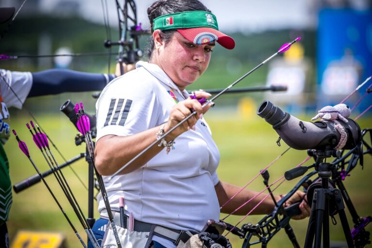 Andrea Maya Becerra brilla en Chengdú 2025 con oro y plata para México