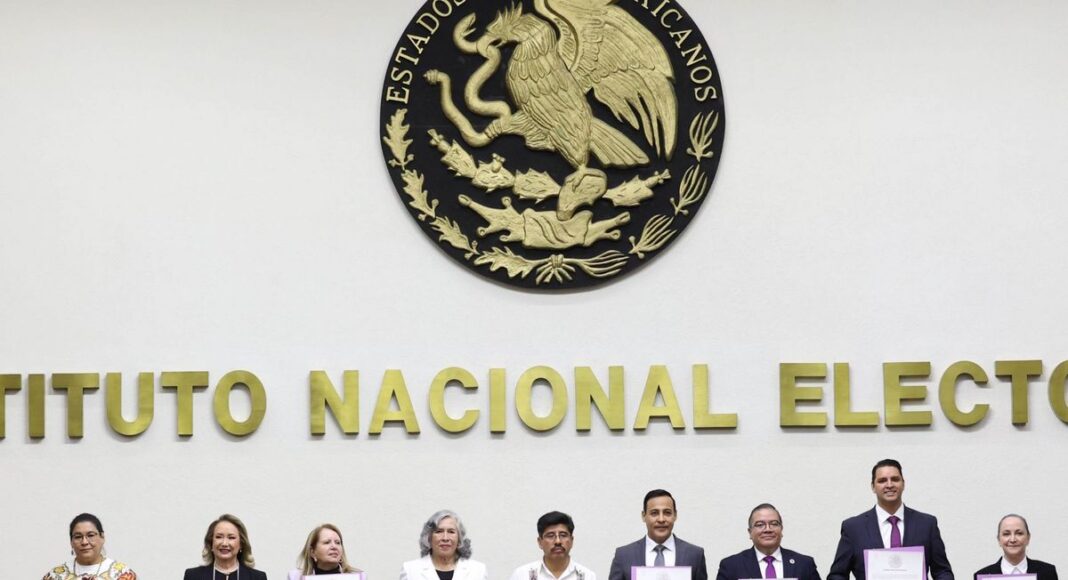 Ministros electos de la SCJN se toman su primera foto oficial