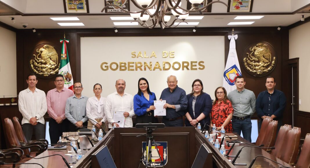 Gobernador de BCS recibe demandas de trabajadores de Salud