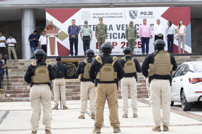 Castro Cosío entrega 26 vehículos a la PGJE para reforzar la seguridad en BCS