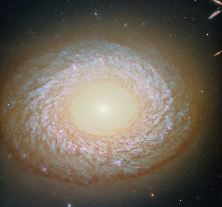 Hubble capta la enigmática galaxia NGC 2775