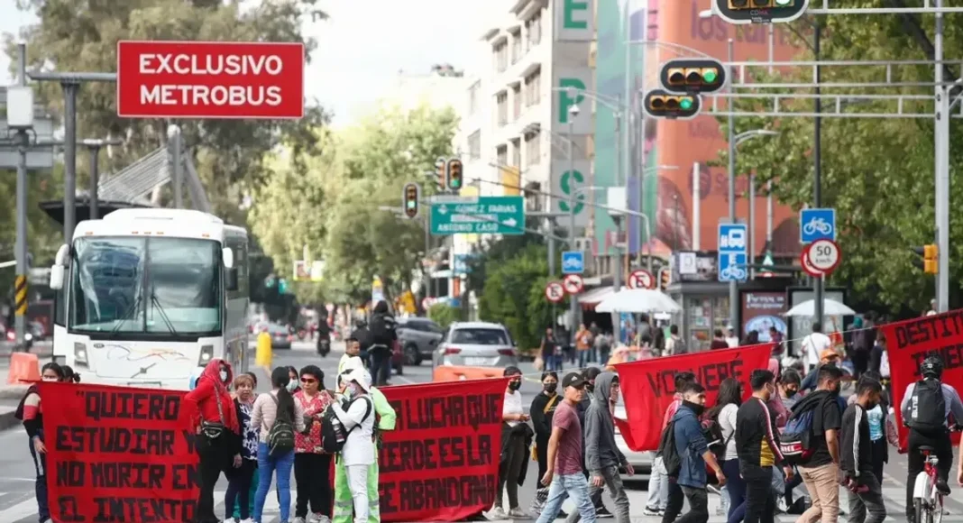 Normalistas de Teteles acusan a SEP de negar matrícula