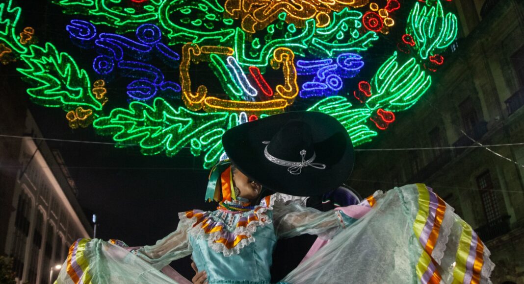 Clara Brugada enciende alumbrado patrio en el Zócalo