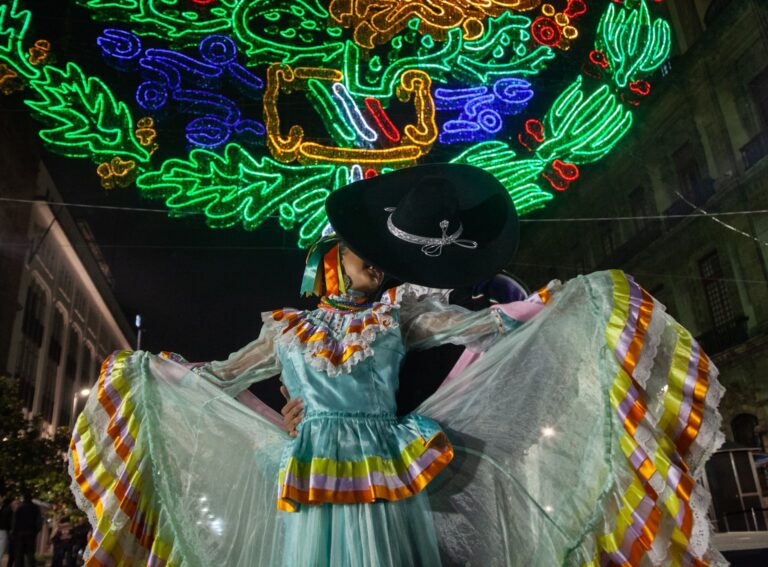 Clara Brugada enciende alumbrado patrio en el Zócalo