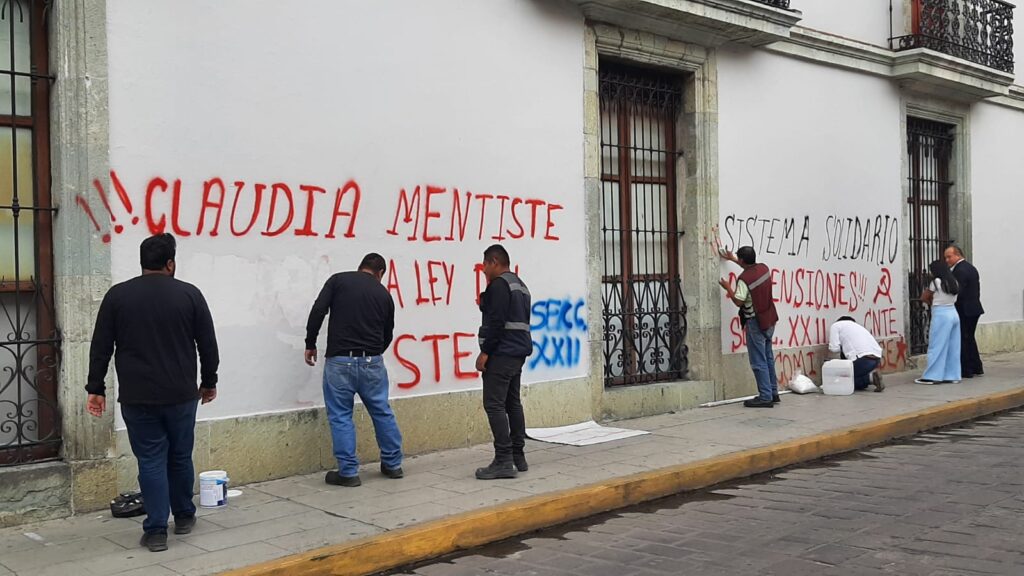 CNTE Sección 22 protesta en gira de Sheinbaum en Oaxaca 2 CNTE Sección 22 protesta en gira de Sheinbaum en Oaxaca