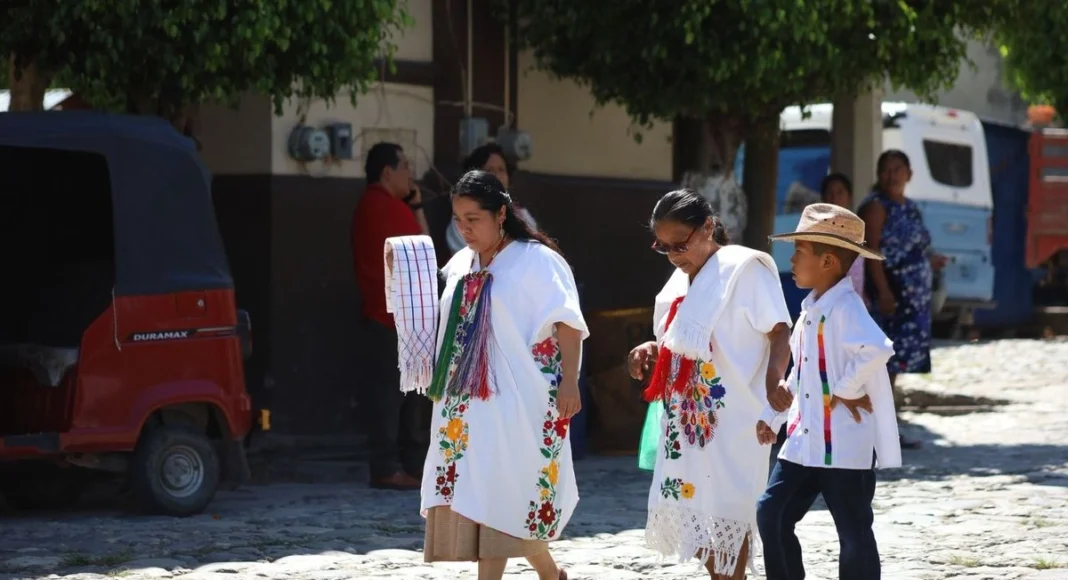 Polémica en Oaxaca por orden de usar ropa tradicional