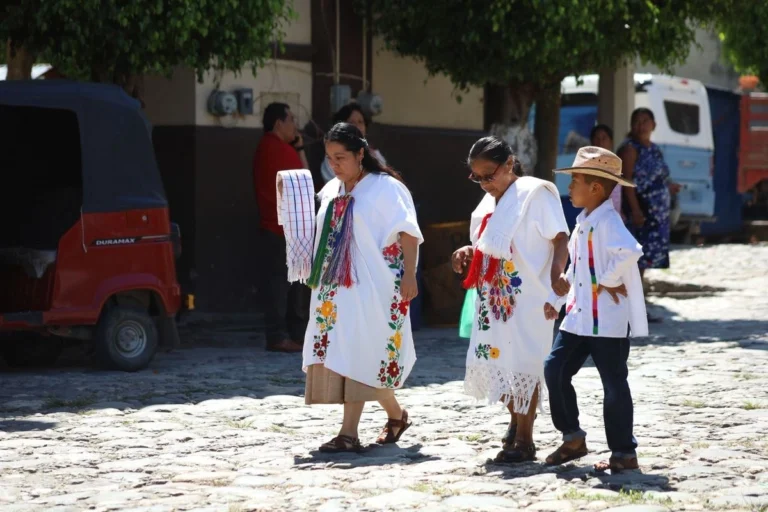 Polémica en Oaxaca por orden de usar ropa tradicional