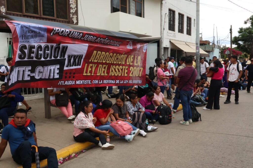 CNTE Sección 22 protesta en gira de Sheinbaum en Oaxaca 1 CNTE Sección 22 protesta en gira de Sheinbaum en Oaxaca