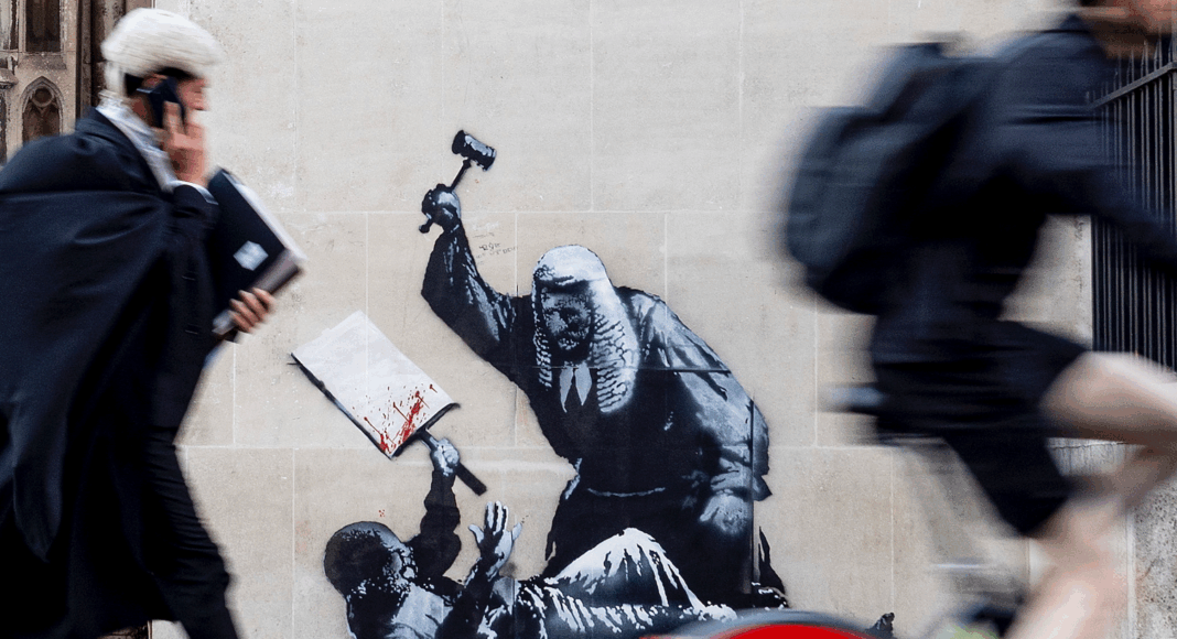 Banksy critica represión en mural frente a tribunal de Londres