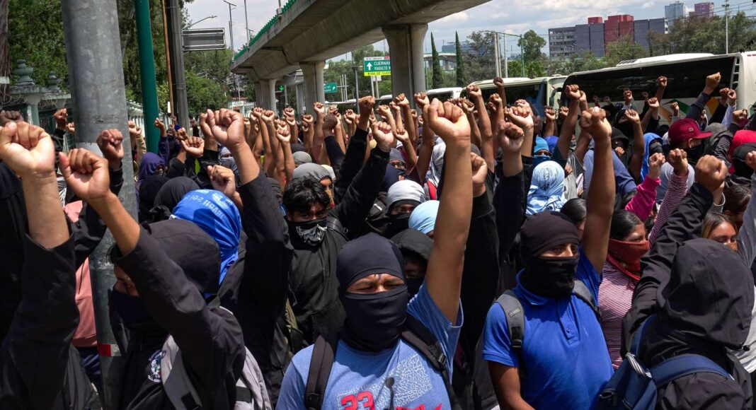Marchan por los 43 de Ayotzinapa en su 11 aniversario