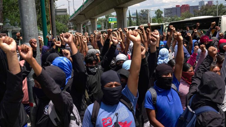 Marchan por los 43 de Ayotzinapa en su 11 aniversario