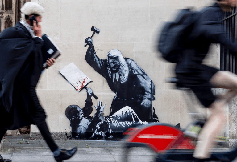 Banksy critica represión en mural frente a tribunal de Londres
