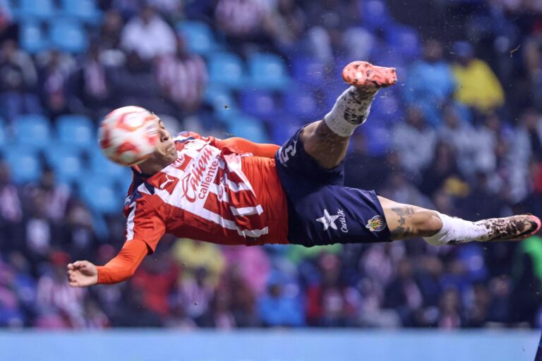 Chivas vence 2-0 a Puebla en un estadio Cuauhtémoc en malas condiciones