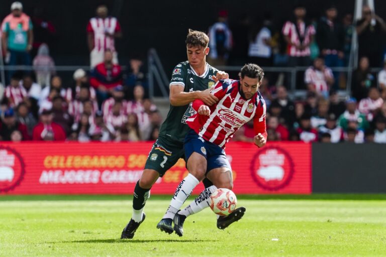 Chivas remonta y vence 2-1 a León en Chicago