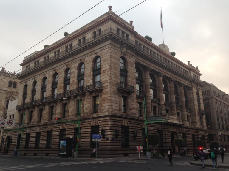 Banco de México: 100 años entre estabilidad y desigualdad