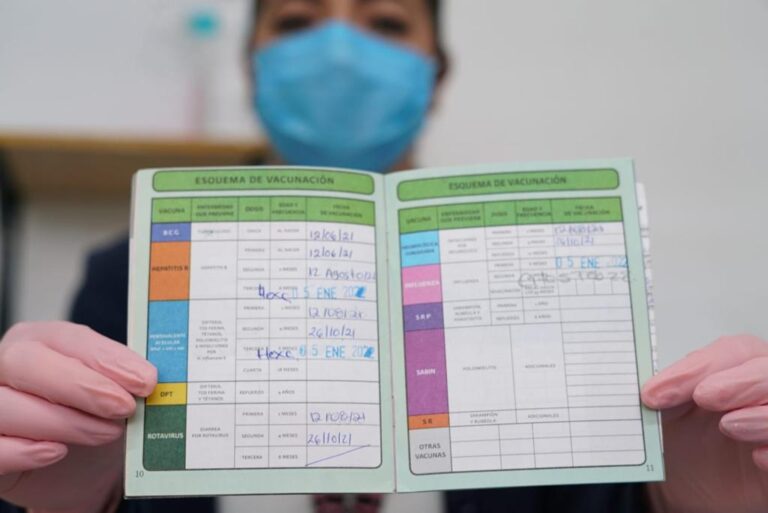 SEP refuerza revisión de cartillas de vacunación ante regreso a clases
