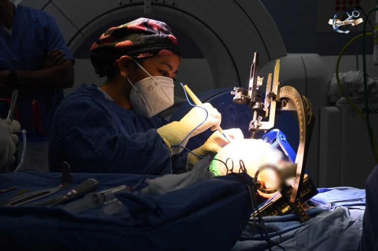 Marina realiza innovadoras cirugías contra el Parkinson