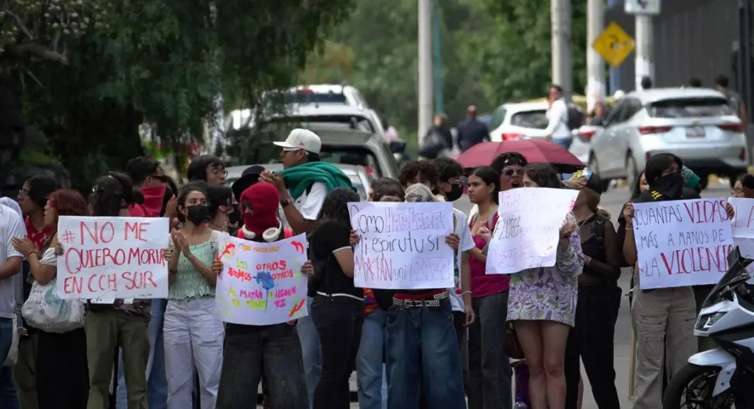 Marcha por la paz en el CCH Sur tras asesinato de estudiante