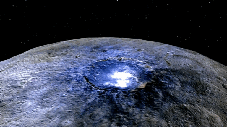 Cráteres lunares podrían albergar mil millones de dólares en metales preciosos