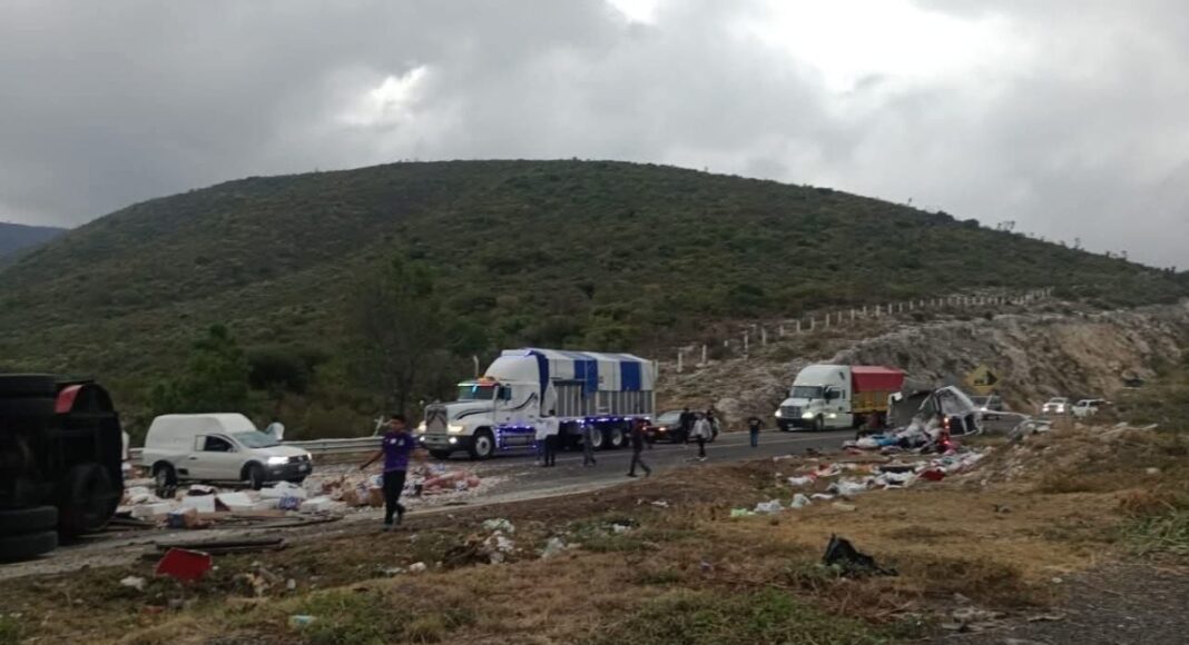 Choque múltiple en la autopista Cuacnopalan-Oaxaca deja al menos 10 heridos