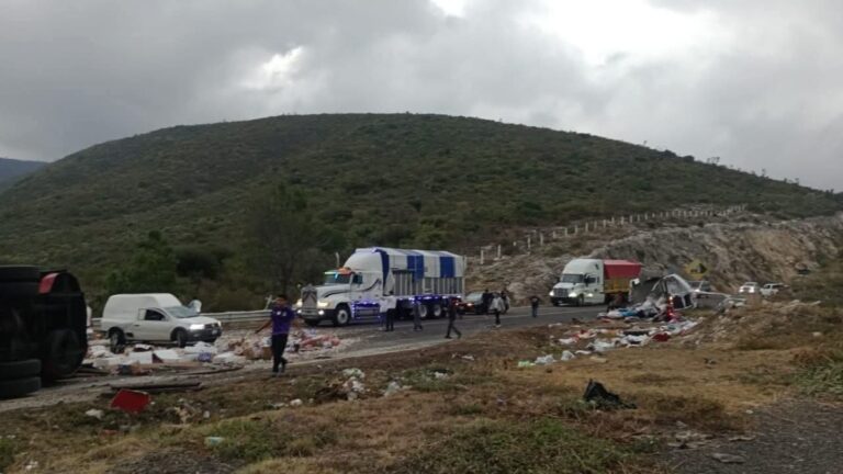Choque múltiple en la autopista Cuacnopalan-Oaxaca deja al menos 10 heridos