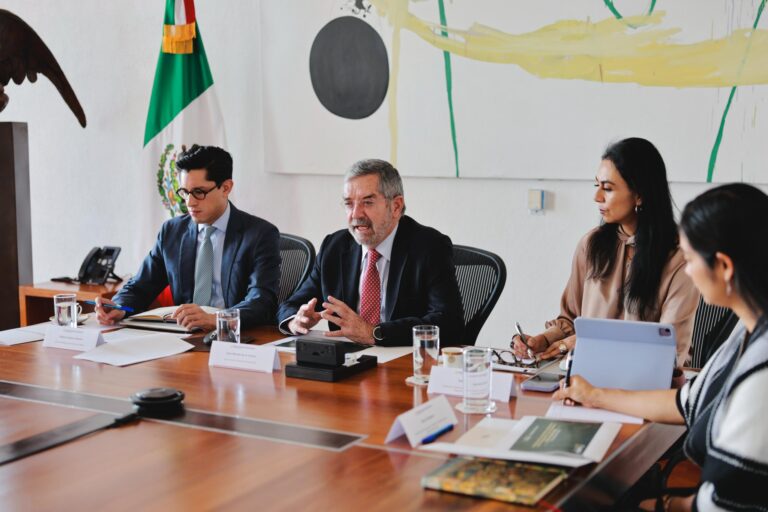 México refuerza atención a sus connacionales en el exterior