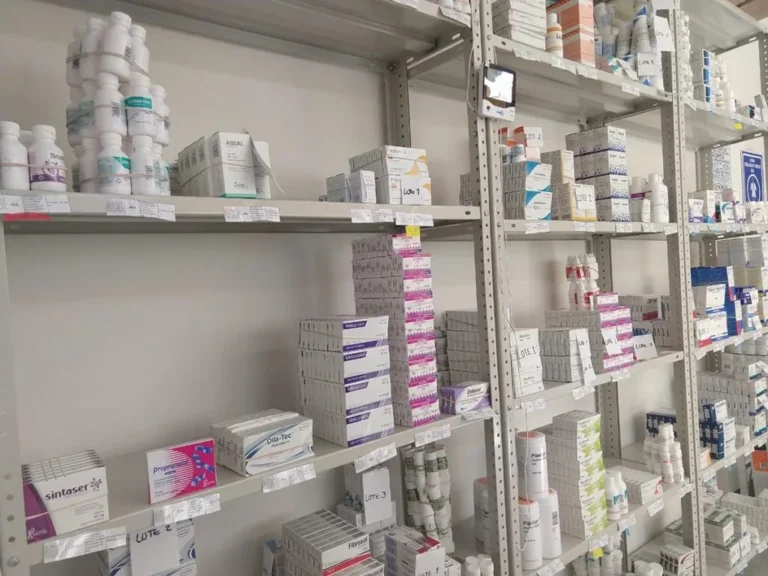 Sheinbaum advierte sanciones a farmacéuticas que incumplan entrega de medicamentos