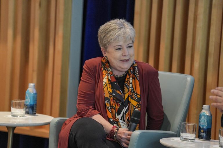 Alicia Bárcena recibe reconocimiento por su labor ambiental