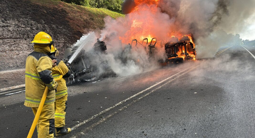 Explosión de pipa con gasolina en la México-Tuxpan; no hubo heridos