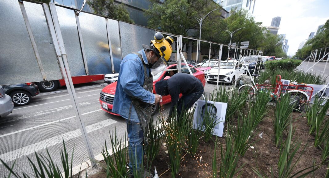 Reconstruyen Memorial a los 43 normalistas en Reforma