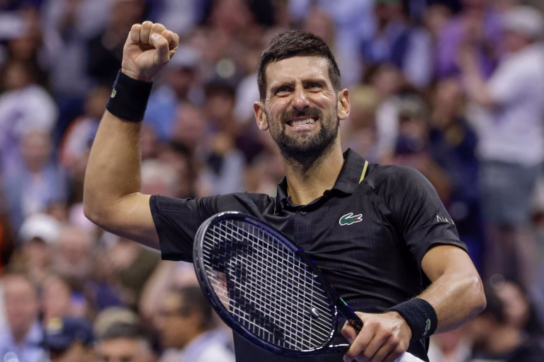 Djokovic avanza a cuartos en el US Open pese a molestias físicas