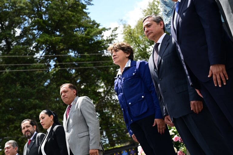 Delfina Gómez encabeza desfile patrio en Toluca