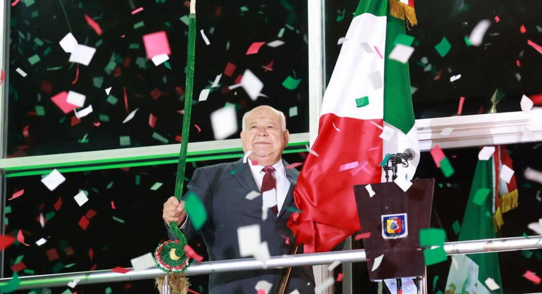Víctor Castro encabeza el Grito de Independencia en Baja California Sur