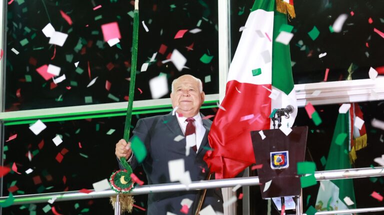 Víctor Castro encabeza el Grito de Independencia en Baja California Sur