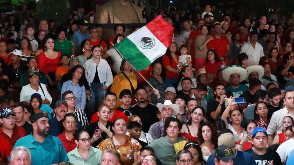 Víctor Castro encabeza el Grito de Independencia en Baja California Sur 20 Víctor Castro encabeza el Grito de Independencia en Baja California Sur
