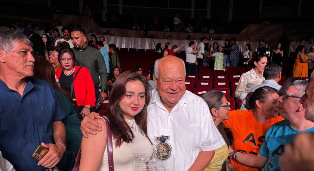 Jóvenes de BCS reciben los Premios Juventud 2025