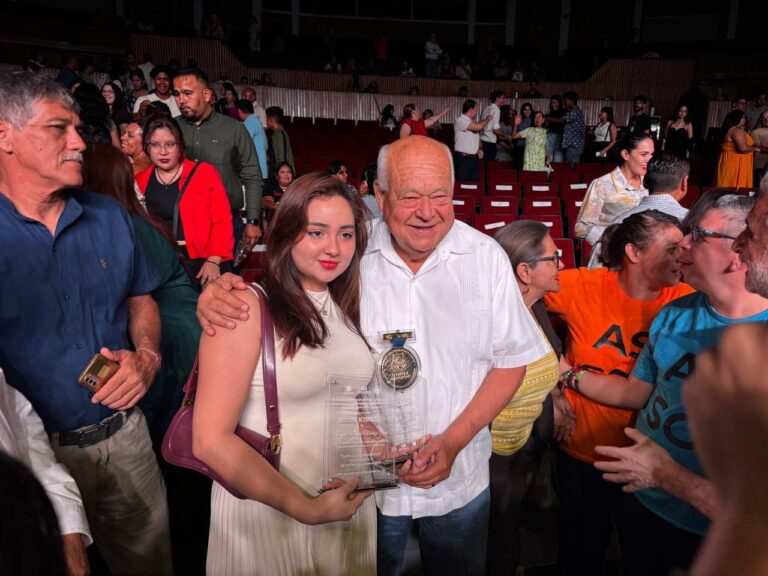 Jóvenes de BCS reciben los Premios Juventud 2025