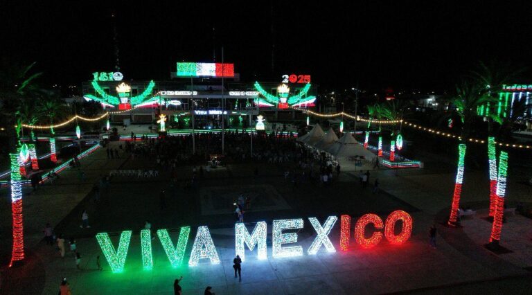 Encendido del alumbrado patrio en La Paz marca inicio de las fiestas de septiembre