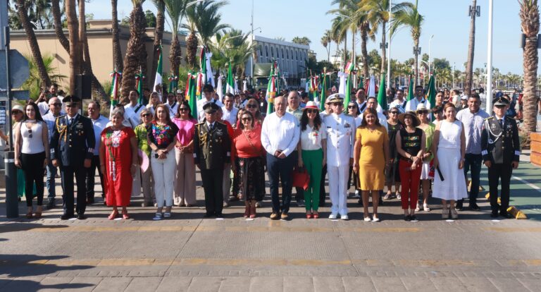 Desfile cívico-militar reúne a 3 mil personas en La Paz