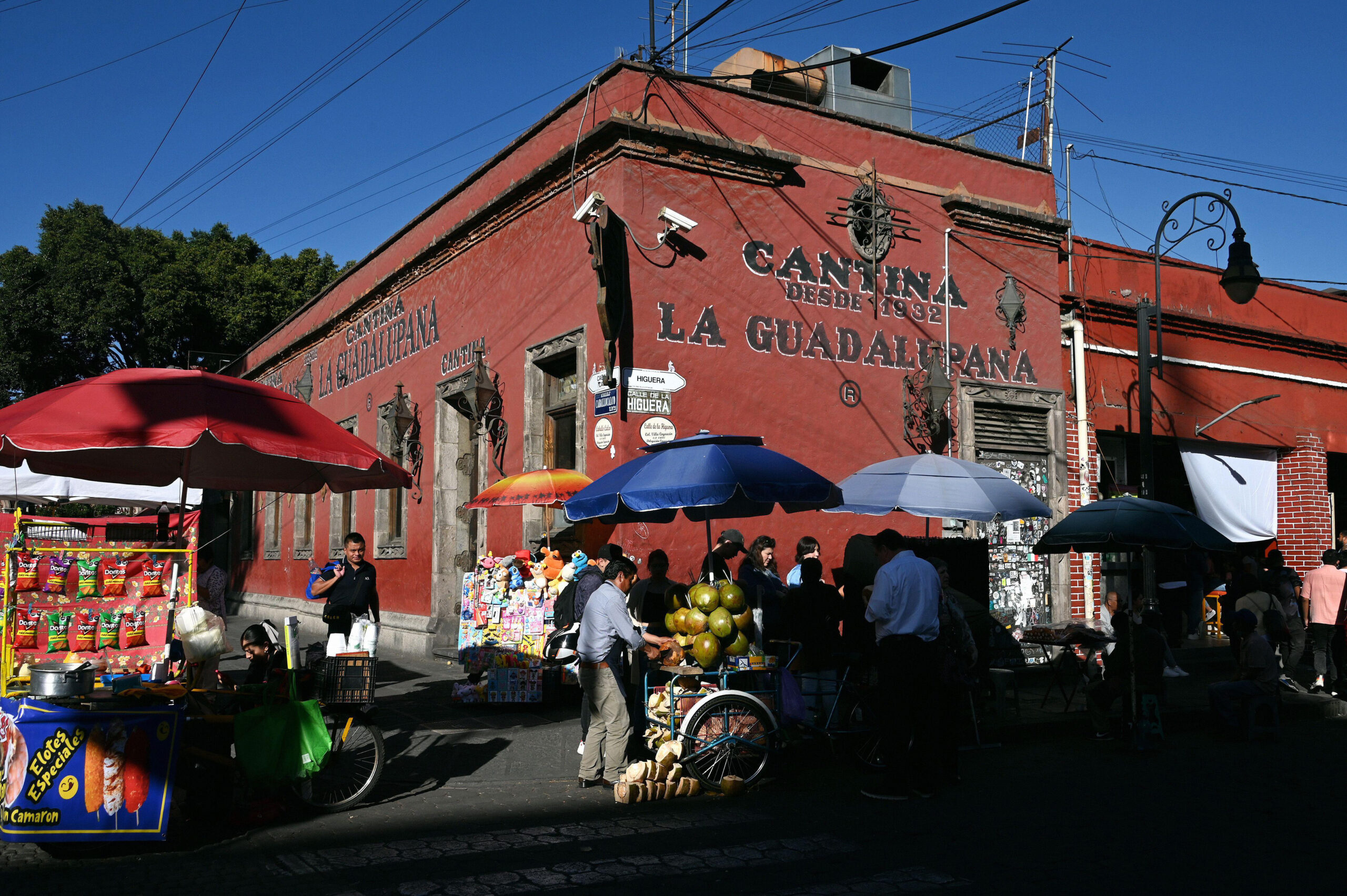 Hndler vor der Bar La Guadalapana, Coyoacan, Mexiko Stadt Crece el comercio informal en el centro de Coyoacán
