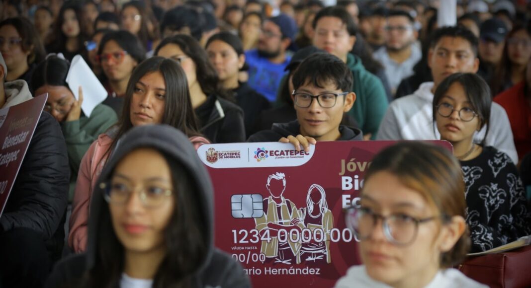 Ecatepec entrega primeras becas de transporte a universitarios