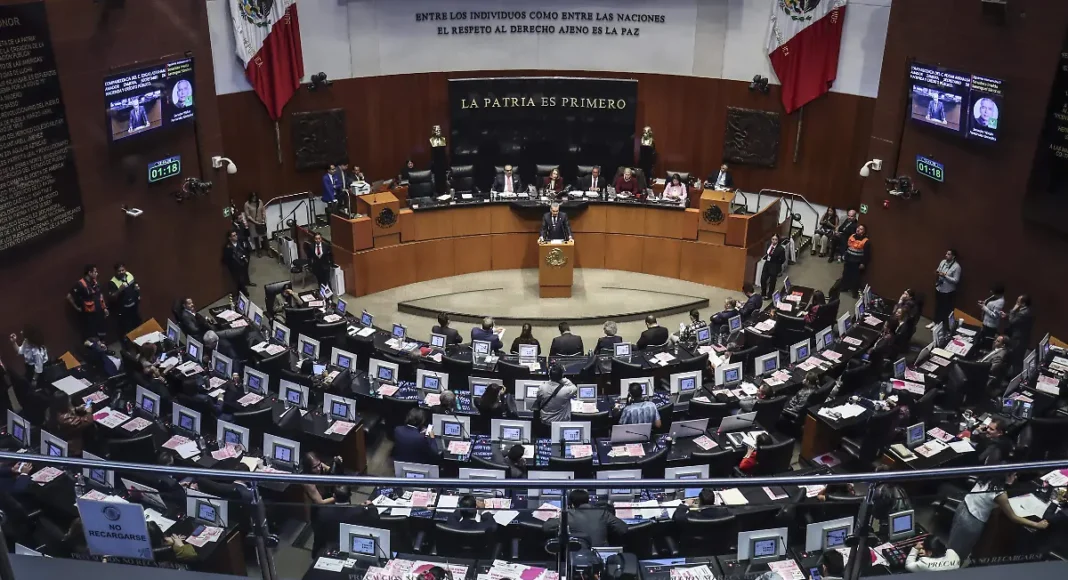 Senado aprueba reforma al amparo entre críticas de la oposición