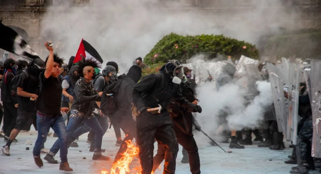 Sheinbaum condena agresiones del bloque negro en marcha del 2 de octubre