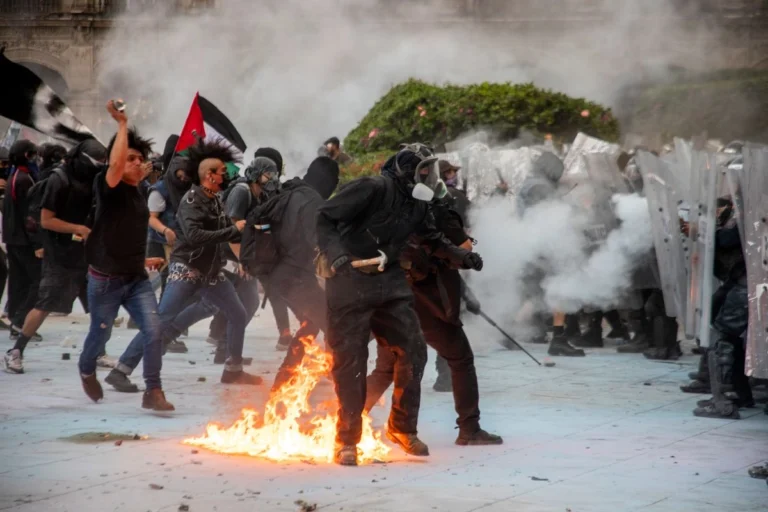 Sheinbaum condena agresiones del bloque negro en marcha del 2 de octubre