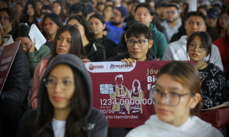 Ecatepec entrega primeras becas de transporte a universitarios