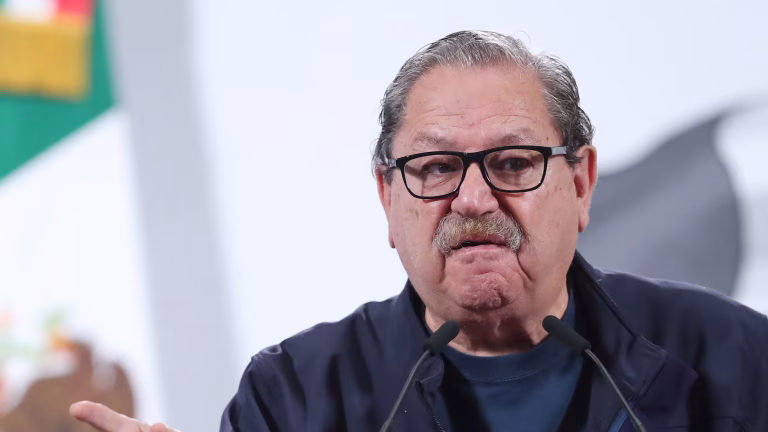 Taibo II defiende postura del FCE ante críticas por falta de autoras