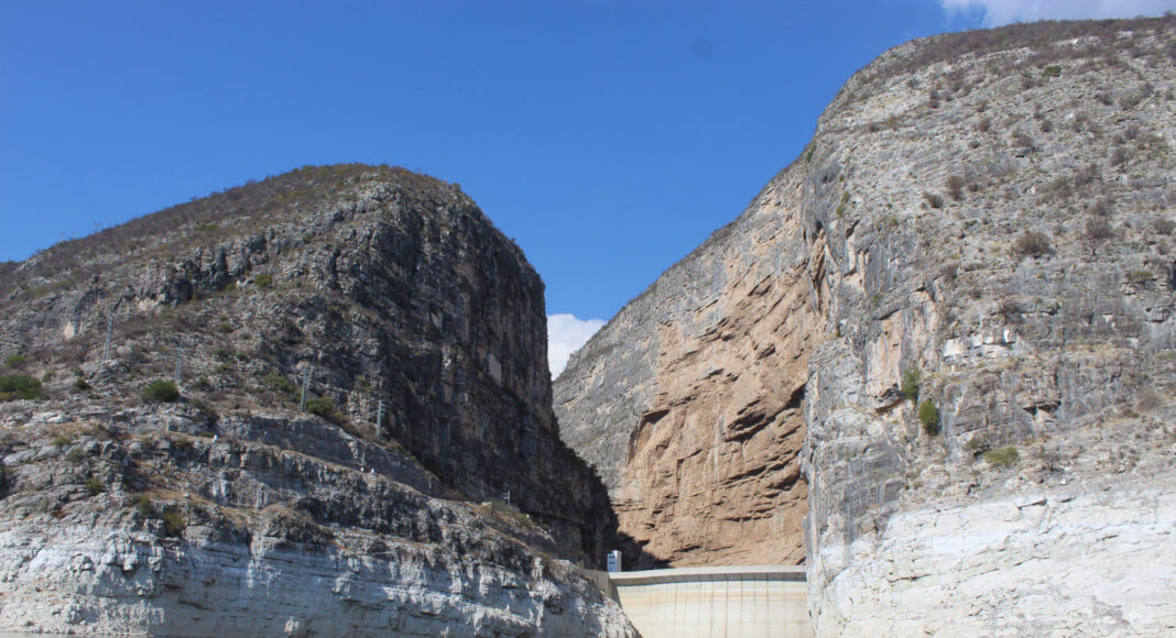 Adelantan desfogue de la presa de Zimapán por sobrecarga de agua