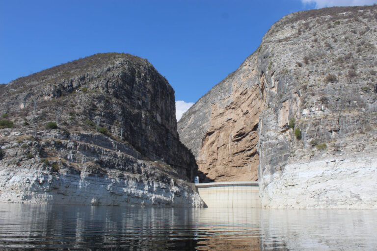 Adelantan desfogue de la presa de Zimapán por sobrecarga de agua