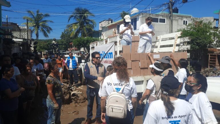 Fundaciones Slim y Telmex entregan ayuda en Veracruz
